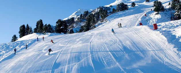 w-piste-skiers-685x277